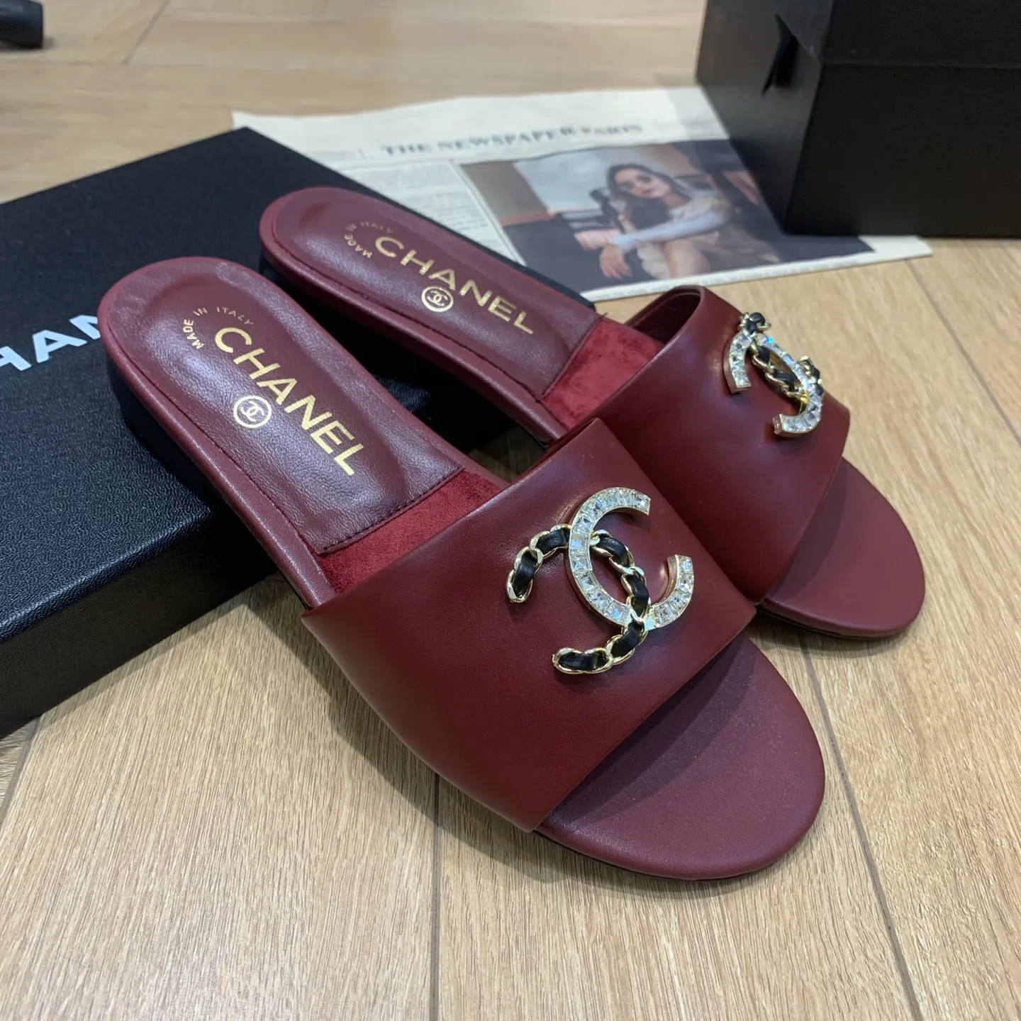 👟👟Ex-factory price 480👟👟 🍀CHANEL2025 Xiaoxiang spring and summer new popular double C diamond buckle flat slippers Material: original calfskin Lining: original inner sheepskin Foot pads: sheepskin Outsole: genuine leather outsole Size: 35-41 (40/41 fixed) 👉